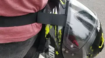 El cinturón que te libera del casco El cinturón que te libera del casco