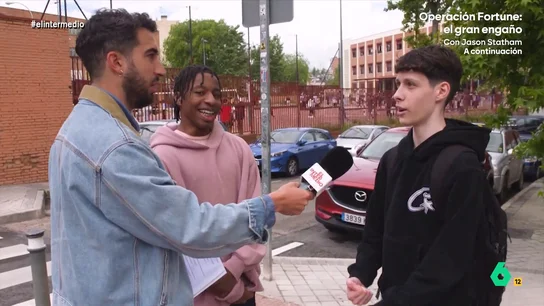 Un estudiante desvela a Isma Juárez que las chuletas están obsoletas: "La gente copia ahora con los cascos" En este vídeo, que ahora recupera El Intermedio, Isma Juárez desafió a jóvenes estudiantes con preguntas de cultura general y, de paso, descubrió que los métodos para copiar en los exámenes se han vuelto más sofisticados.