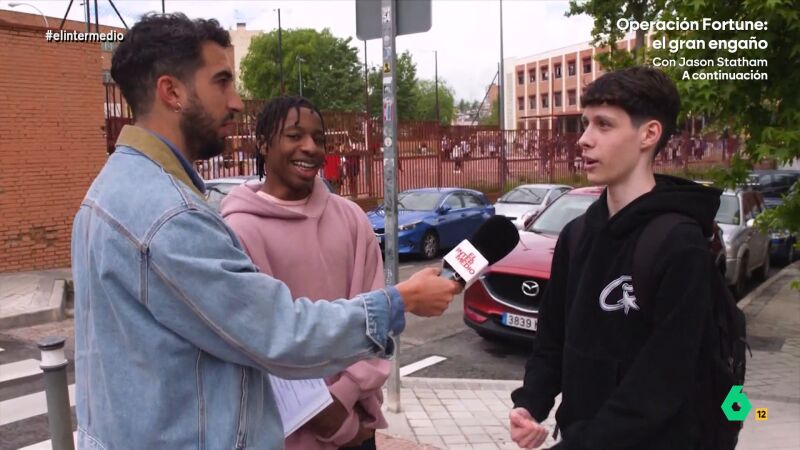 Un estudiante desvela a Isma Juárez que las chuletas están obsoletas: "La gente copia ahora con los cascos"