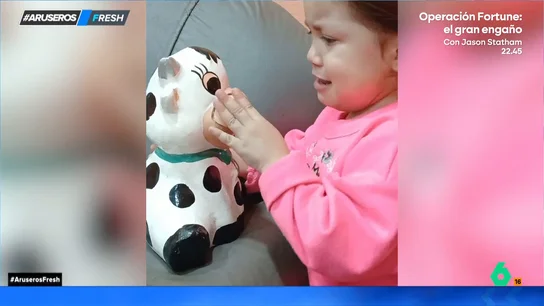 Oleada de solidaridad con la niña del vídeo viral que lloraba tras haber roto su juguete favorito: "Tenemos más de diez" Oleada de solidaridad con la niña del vídeo viral que lloraba tras haber roto su juguete favorito: "Tenemos más de diez"