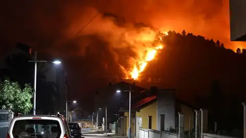Vista de las llamas en Vilamartin de Valdeorras y O Barco de Valdeorras mientras continúa activo el incendio forestal de A Rúa (Ourense). Vista de las llamas en Vilamartin de Valdeorras y O Barco de Valdeorras mientras continúa activo el incendio forestal de A Rúa (Ourense).
