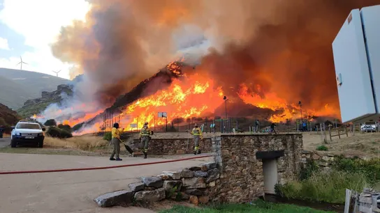 Efectivos controlando el incendio de Pobladura de la Sierra (León) Efectivos controlando el incendio de Pobladura de la Sierra (León)