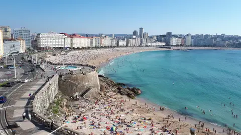 Paseo Marítimo de A Coruña a la altura de la playa del Orzán Paseo Marítimo de A Coruña a la altura de la playa del Orzán