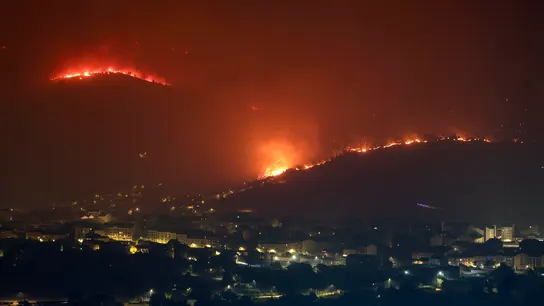 Vista de las llamas en Vilamartin de Valdeorras y O Barco de Valdeorras mientras continúa activo el incendio forestal de A Rúa (Ourense). Vista de las llamas en Vilamartin de Valdeorras y O Barco de Valdeorras mientras continúa activo el incendio forestal de A Rúa (Ourense).