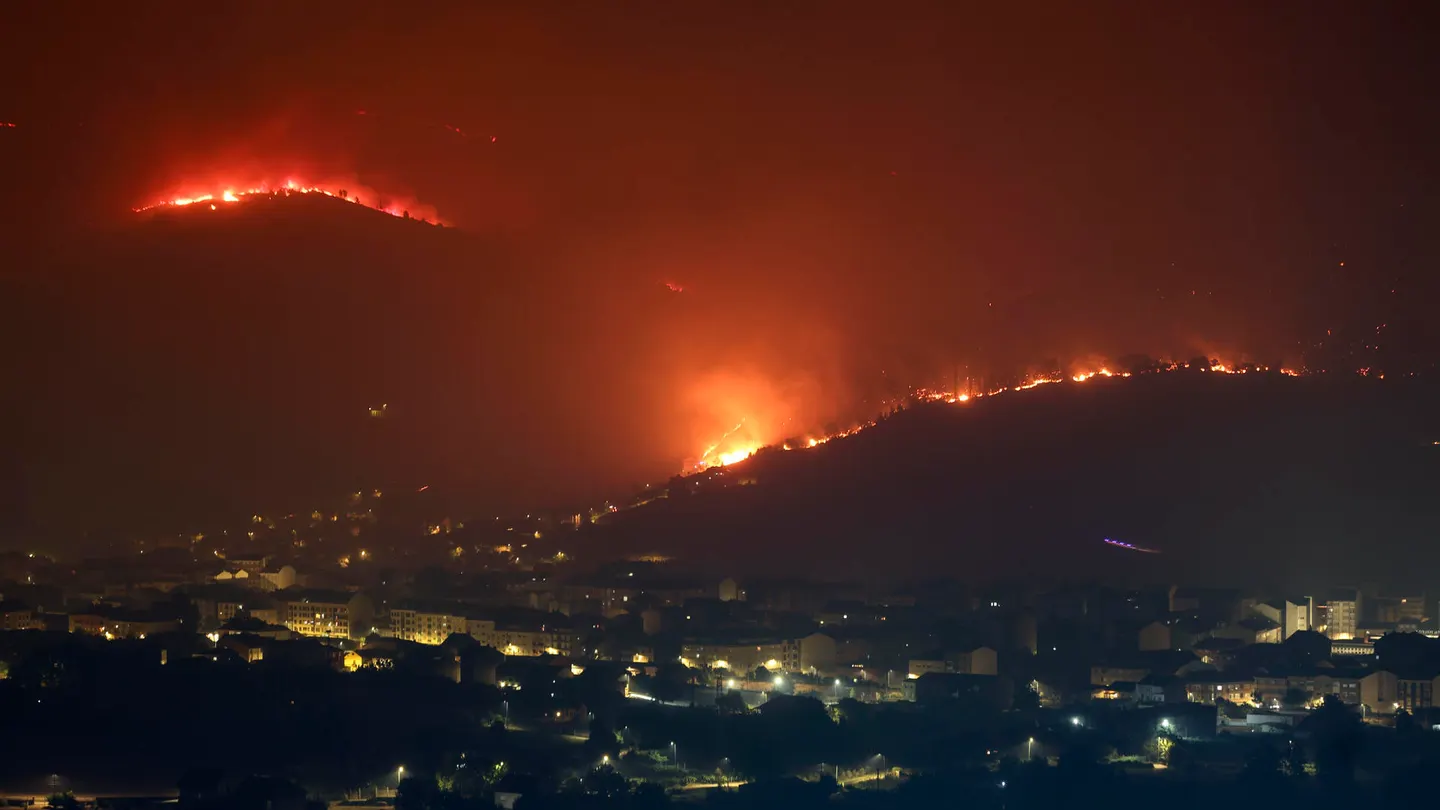 Vista de las llamas en Vilamartin de Valdeorras y O Barco de Valdeorras mientras continúa activo el incendio forestal de A Rúa (Ourense). Vista de las llamas en Vilamartin de Valdeorras y O Barco de Valdeorras mientras continúa activo el incendio forestal de A Rúa (Ourense).