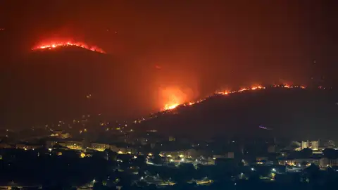 Vista de las llamas en Vilamartin de Valdeorras y O Barco de Valdeorras mientras continúa activo el incendio forestal de A Rúa (Ourense). Vista de las llamas en Vilamartin de Valdeorras y O Barco de Valdeorras mientras continúa activo el incendio forestal de A Rúa (Ourense).
