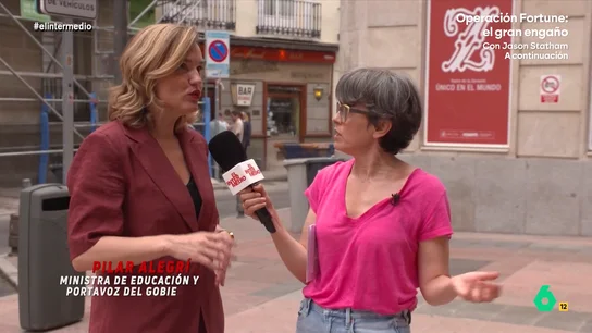 Pilar Alegría defiende ante Thais Villas su bikini: "¡Es mono, eh!" La reportera preguntaba a sus señorías por su look favorito para ir a la playa. Félix Bolaños desvelaba que prefería bañadores con mucha tela mientras que Gabriel Rufián explicaba que usaba el mismo bañador desde hace 20 años.