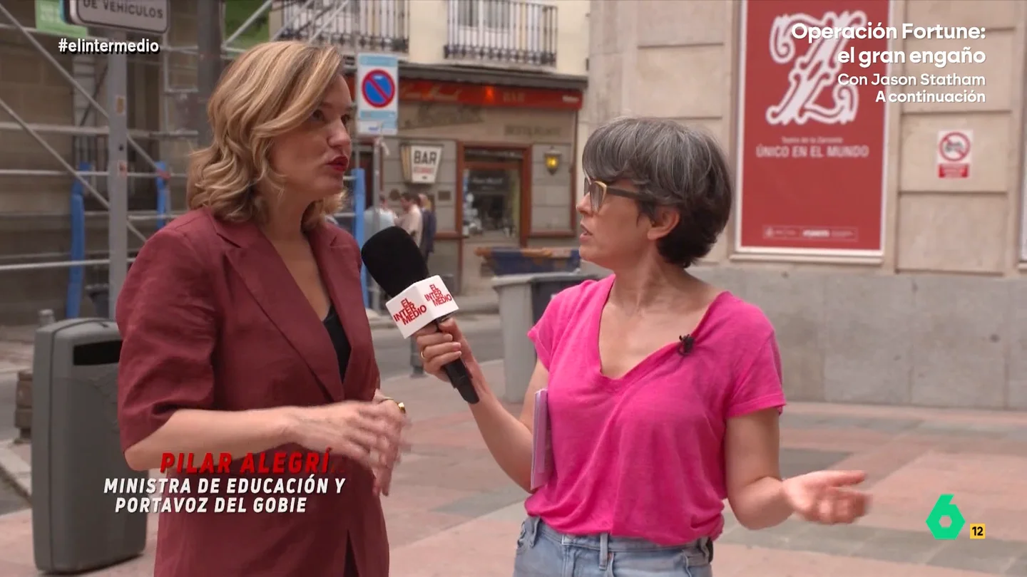 Pilar Alegría defiende ante Thais Villas su bikini: "¡Es mono, eh!" La reportera preguntaba a sus señorías por su look favorito para ir a la playa. Félix Bolaños desvelaba que prefería bañadores con mucha tela mientras que Gabriel Rufián explicaba que usaba el mismo bañador desde hace 20 años.