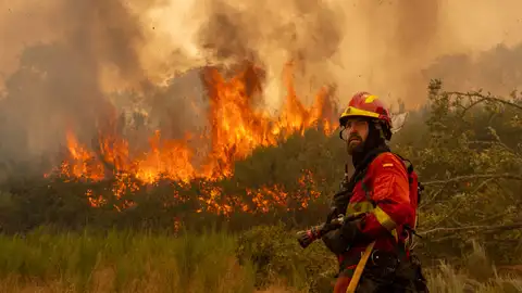 Un efectivo de la UME en A Espasa, durante el incendio en Chandrexa de Queixa Un efectivo de la UME en A Espasa, durante el incendio en Chandrexa de Queixa