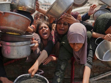 Ciudadanos palestinos se agolpan implorando por algo de comida en la Franja de Gaza