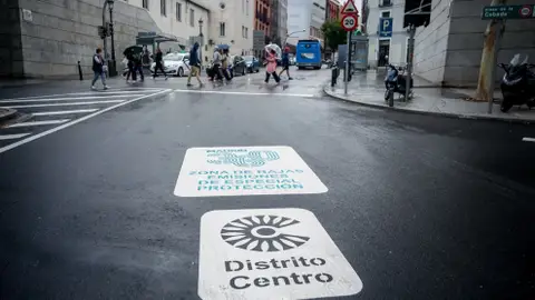 Una señal en el suelo marca la Zona de Bajas Emisiones de Especial Protección en la ciudad de Madrid Una señal en el suelo marca la Zona de Bajas Emisiones de Especial Protección en la ciudad de Madrid