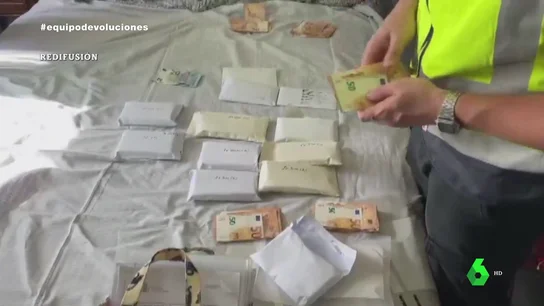 Así registraron los domicilios de los jóvenes acusados de estafar a Amazon: "El dinero estaba escondido debajo de la cama de los padres" Así registraron los domicilios de los jóvenes acusados de estafar a Amazon: "El dinero estaba escondido debajo de la cama de los padres"
