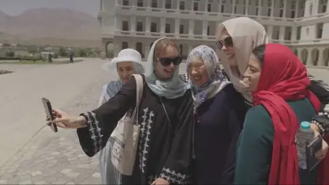 Influencers y turistas romantizan Afganistán como destino turístico en un intento de lavar la cara al régimen talibán Influencers y turistas romantizan Afganistán como destino turístico en un intento de lavar la cara al régimen talibán