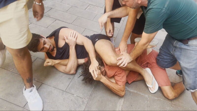 Dos turistas brasileños expertos en artes marciales reducen a un ladrón en Barcelona: "Ha sido un placer prestar este servicio"
