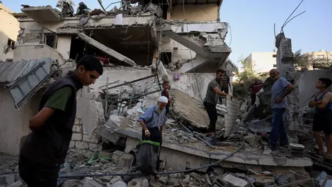 Palestinos inspeccionan el lugar de un ataque israelí contra una casa en Gaza. Palestinos inspeccionan el lugar de un ataque israelí contra una casa en Gaza.