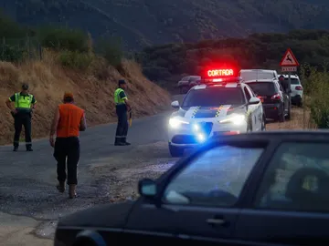 Varios agentes de la Guardia Civil cortan el tráfico, a 19 de agosto de 2025, en Quiroga, Lugo, Galicia (España). Varios agentes de la Guardia Civil cortan el tráfico, a 19 de agosto de 2025, en Quiroga, Lugo, Galicia (España).