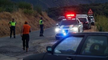 Varios agentes de la Guardia Civil cortan el tráfico, a 19 de agosto de 2025, en Quiroga, Lugo, Galicia (España). 
