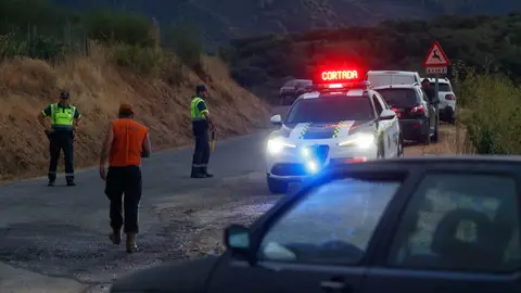 Varios agentes de la Guardia Civil cortan el tráfico, a 19 de agosto de 2025, en Quiroga, Lugo, Galicia (España). Varios agentes de la Guardia Civil cortan el tráfico, a 19 de agosto de 2025, en Quiroga, Lugo, Galicia (España).