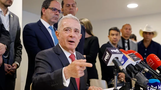 Fotografía de archivo del 18 de abril de 2024 del expresidente colombiano Álvaro Uribe hablando durante una rueda de prensa Fotografía de archivo del 18 de abril de 2024 del expresidente colombiano Álvaro Uribe hablando durante una rueda de prensa