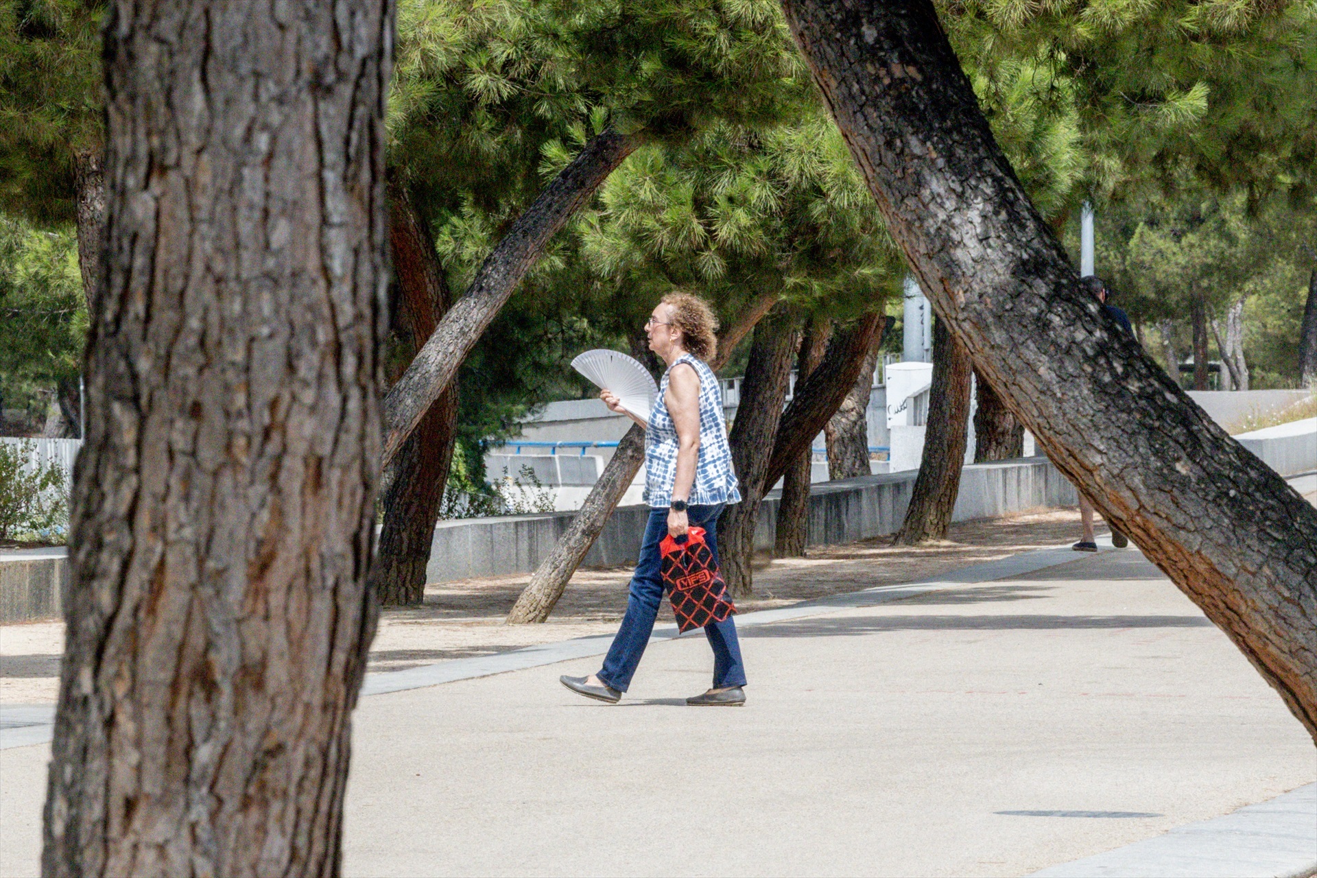 Una mujer se abanica por el calor en Madrid Una mujer se abanica por el calor en Madrid