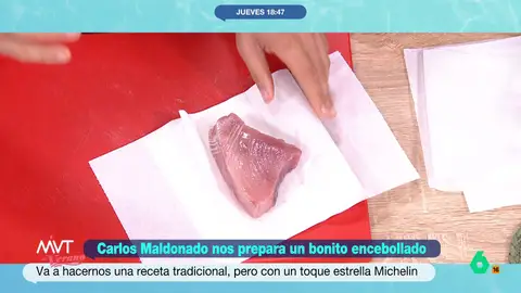 La sencilla técnica de Carlos Maldonado para "mimar al máximo" el sabor del bonito: "Alarga el bocado" Carlos Maldonado muestra cómo realizar una sencilla técnica que permite hidratar el pescado y conseguir que esté más jugoso y además con el punto de sal homogéneo. La explicación, en este vídeo.