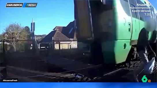 Pasa con su perro por las vías del tren y no es arrollado por décimas de segundo: "Es un intento de homicidio a su dueño" Pasa con su perro por las vías del tren y no es arrollado por décimas de segundo: "Es un intento de homicidio a su dueño"