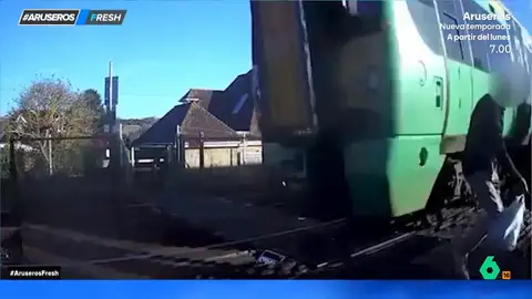 Pasa con su perro por las vías del tren y no es arrollado por décimas de segundo: "Es un intento de homicidio a su dueño" Pasa con su perro por las vías del tren y no es arrollado por décimas de segundo: "Es un intento de homicidio a su dueño"