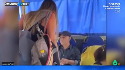 El vídeo de una mujer plantando cara a un pervertido que graba bajo la falda de una niña en el bus: "Imbécil, ¿qué te crees?" El vídeo de una mujer plantando cara a un pervertido que graba bajo la falda de una niña en el bus: "Imbécil, ¿qué te crees?"