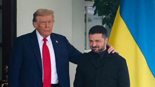Donald Trump da la bienvenida al presidente ucraniano Volodymyr Zelensky en la Casa Blanca en Washington, D.C., el 18 de agosto de 2025.