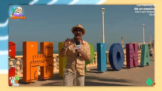 Yonyi Arenas visita Chipiona para saber por qué ha sido nombrado el pueblo más feliz de España El reportero sigue buscando la mejor playa de España y, esta vez, ha ido hasta Chipiona, en Cádiz. Yonyi charla con algunos de sus vecinos para conocer qué hace al pueblo un lugar tan feliz.