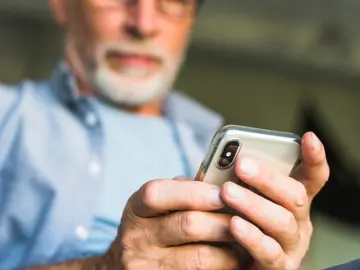 Persona mayor con móvil Persona mayor con móvil