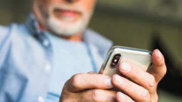 Persona mayor con móvil