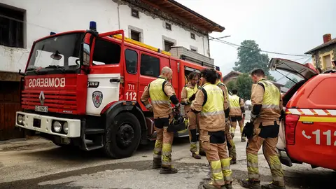 Subcontratados por empresas privadas, sin experiencia y con un día de formación: así son las condiciones de los bomberos en Castilla y León Subcontratados por empresas privadas, sin experiencia y con un día de formación: así son las condiciones de los bomberos en Castilla y León