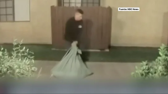 Los agentes empezaron a sospechar de él después de que las cámaras de seguridad lo captaran moviendo con dificultad una gran bolsa Los agentes empezaron a sospechar de él después de que las cámaras de seguridad lo captaran moviendo con dificultad una gran bolsa