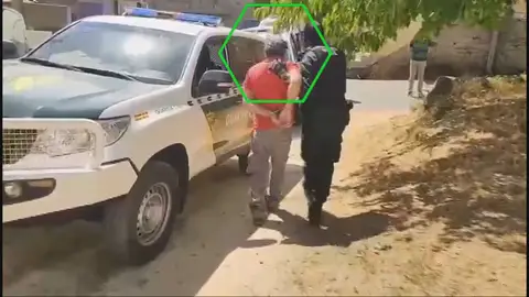 El pirómano detenido en Vilardevós (Ourense) es reincidente y tenía una orden de alejamiento que expiró un día antes del incendio El pirómano detenido en Vilardevós (Ourense) es reincidente y tenía una orden de alejamiento que expiró un día antes del incendio