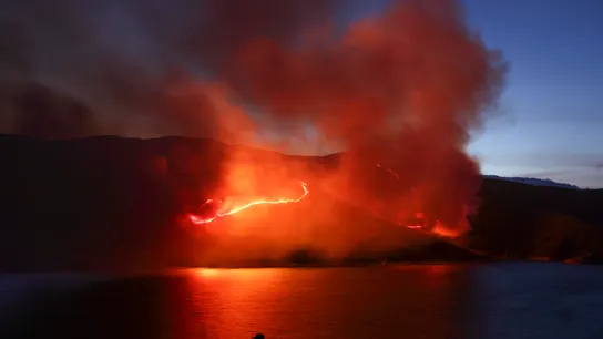 El incendio originado en Chendrexa de Queixa a su llegada a la localidad de Vilariño de Coso, en Ourense El incendio originado en Chendrexa de Queixa a su llegada a la localidad de Vilariño de Coso, en Ourense