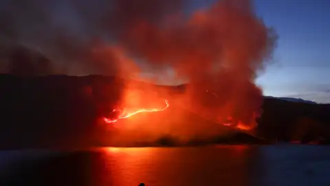 El incendio originado en Chendrexa de Queixa a su llegada a la localidad de Vilariño de Coso, en Ourense El incendio originado en Chendrexa de Queixa a su llegada a la localidad de Vilariño de Coso, en Ourense