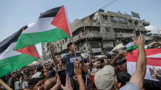 Cientos de palestinos protestan contra el genocidio en la Ciudad de Gaza. Cientos de palestinos protestan contra el genocidio en la Ciudad de Gaza.
