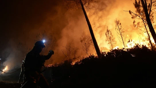 Vista del fuego en el Miradoiro do Alto da Picota, a 22 de agosto de 2025, en Os Peares, Ourense, Galicia (España). Vista del fuego en el Miradoiro do Alto da Picota, a 22 de agosto de 2025, en Os Peares, Ourense, Galicia (España).