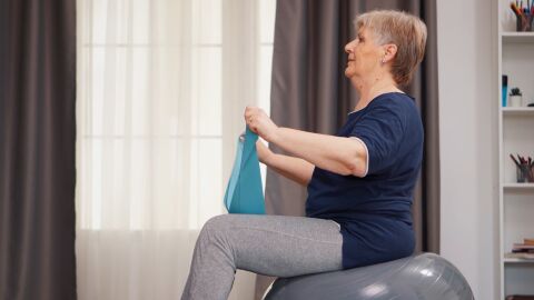 Anciana haciendo ejercicio