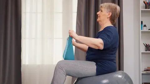 Anciana haciendo ejercicio Anciana haciendo ejercicio