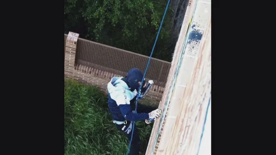 Grafiteros al límite: arriesgan su vida por ganar seguidores en redes sociales causando un daño millonario a las arcas públicas Grafiteros al límite: arriesgan su vida por ganar seguidores en redes sociales causando un daño millonario a las arcas públicas