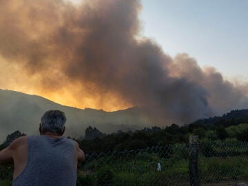 Vecinos observan el avance del fuego en Vilaboa, Pontevedra