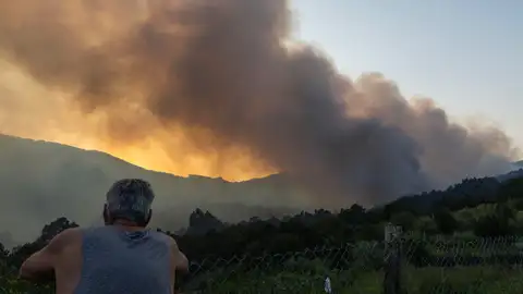 Vecinos observan el avance del fuego en Vilaboa, Pontevedra Vecinos observan el avance del fuego en Vilaboa, Pontevedra