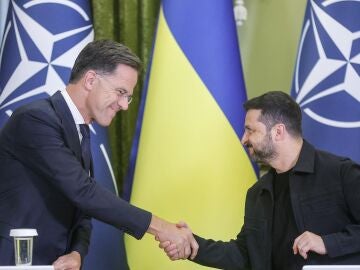 El secretario general de la OTAN, Mark Rutte, y el presidente de Ucrania, Volodímir Zelenski, en Kyiv 