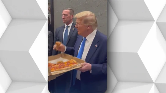 Donald Trump, con una pizza Donald Trump, con una pizza