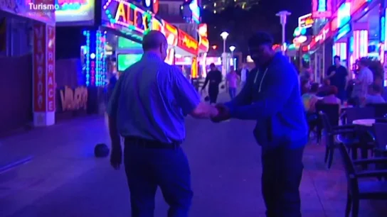 El empresario más veterano de Magaluf presenta a su guardaespaldas ante las cámaras: "Tiene un tiro en la pierna por proteger a Berlusconi" El empresario más veterano de Magaluf presenta a su guardaespaldas ante las cámaras: "Tiene un tiro en la pierna por proteger a Berlusconi"