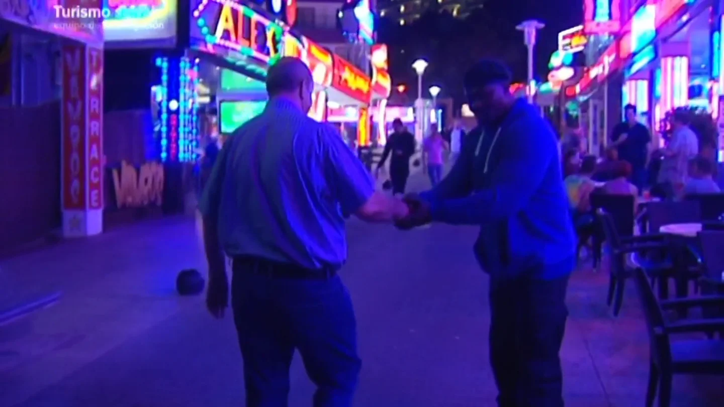 El empresario más veterano de Magaluf presenta a su guardaespaldas ante las cámaras: "Tiene un tiro en la pierna por proteger a Berlusconi" El empresario más veterano de Magaluf presenta a su guardaespaldas ante las cámaras: "Tiene un tiro en la pierna por proteger a Berlusconi"