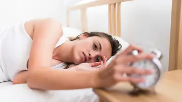 Mujer con insomnio Mujer con insomnio