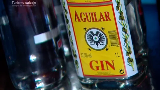 Equipo de Investigación descubre el truco del alcohol de las discotecas de Benidorm: "Estas botellas se parecen, pero no son las mismas" Equipo de Investigación descubre el truco del alcohol de las discotecas de Benidorm: "Estas botellas se parecen, pero no son las mismas"